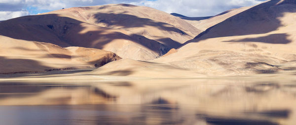 Tso moriri mountain lake panorama with mountains and blue sky reflections in the lake