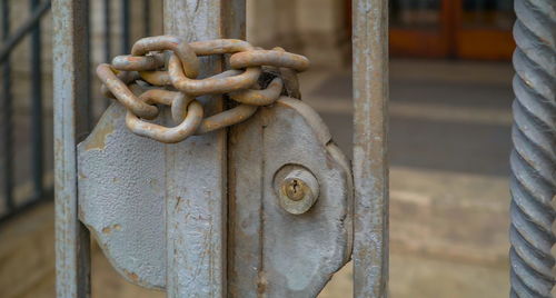 Close-up of rusty metal chain