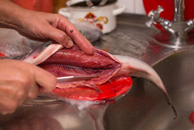 Knife cleaning fish