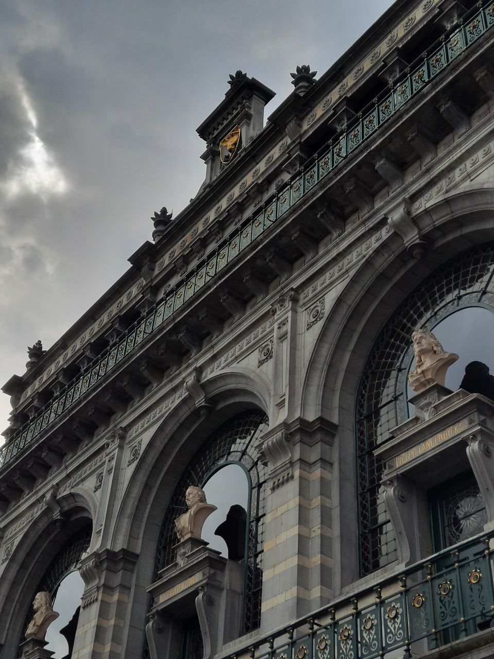 LOW ANGLE VIEW OF HISTORIC BUILDING AGAINST SKY