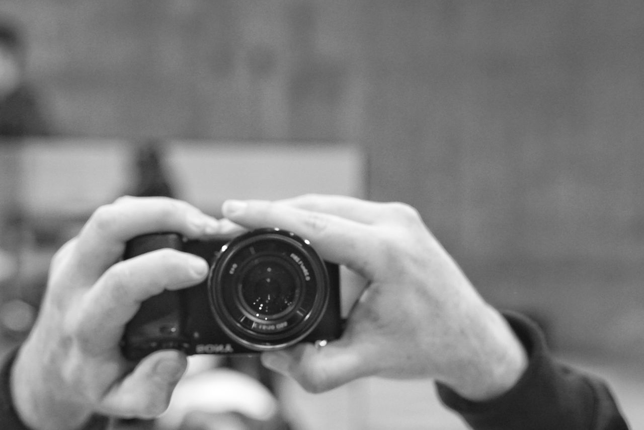 CROPPED IMAGE OF PERSON HOLDING CAMERA