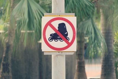 Do not play roller blades sign