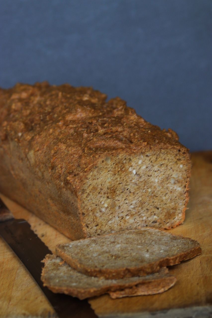 CLOSE-UP OF BREAD