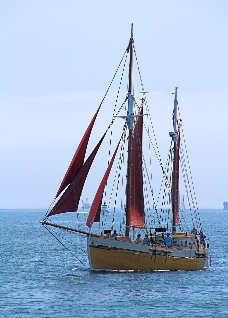 SAILBOAT ON SEA AGAINST SKY