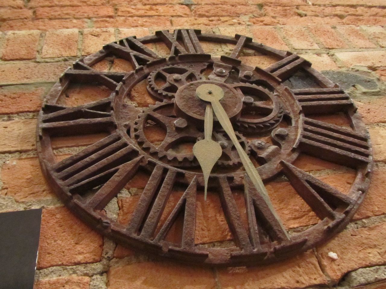 CLOSE-UP OF OLD RUSTY WHEEL