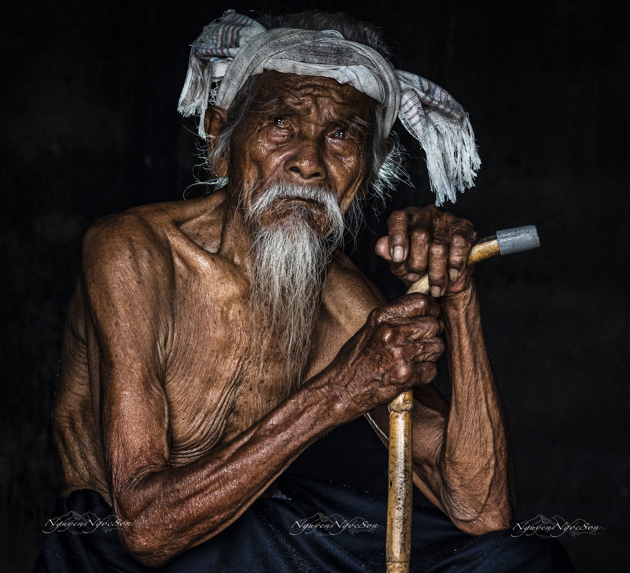 PORTRAIT OF MAN HOLDING CIGARETTE