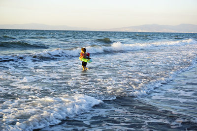 A child who goes to the sea to swim