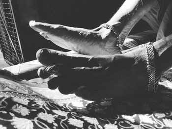 Close-up of hand holding leaf