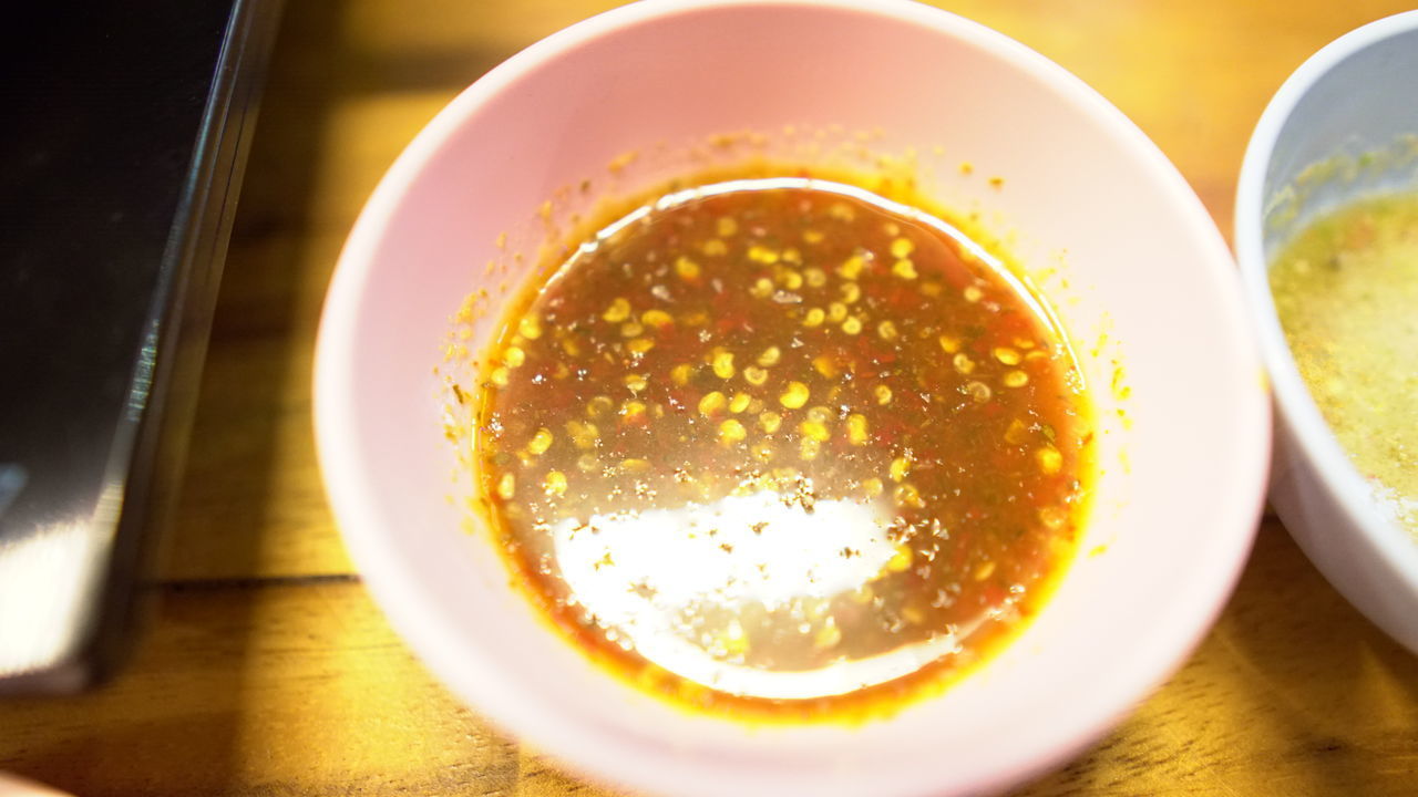 HIGH ANGLE VIEW OF COFFEE IN CUP