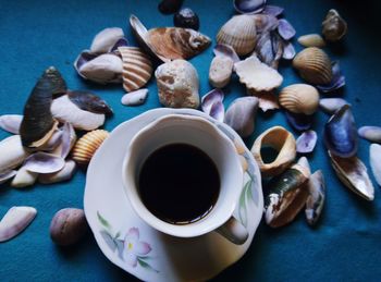 Coffee and seashells on table