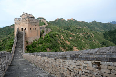 Great wall of china against mountains