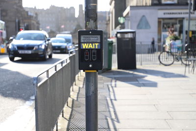 Pedestrian crossing control panel signalling to wait