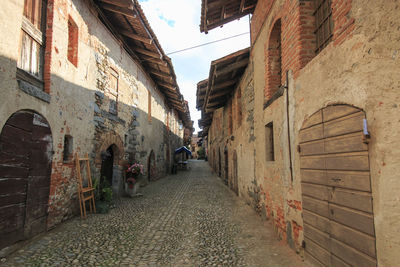 Narrow alley in city