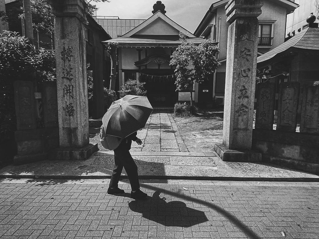 FULL LENGTH REAR VIEW OF WOMAN WALKING ON STREET IN CITY