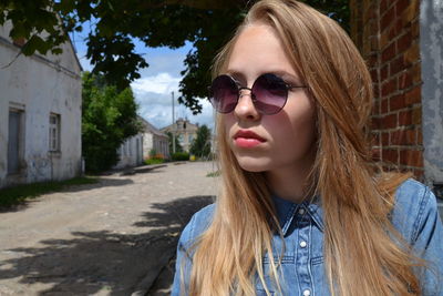 Woman wearing sunglasses looking away outdoors