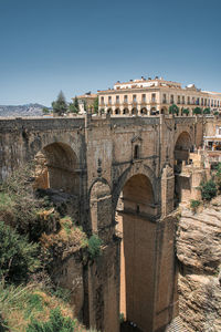 Bridge with archways uniting both sides of the town over a chasm 