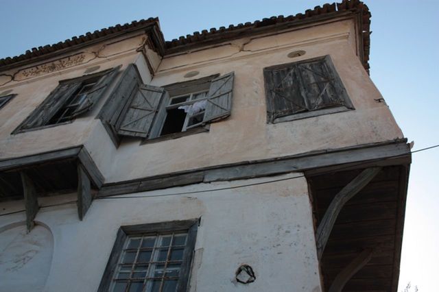 architecture, building exterior, built structure, low angle view, window, building, residential building, sky, clear sky, residential structure, old, day, house, balcony, outdoors, no people, facade, exterior, sunlight, city