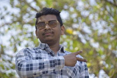 Portrait of young man wearing sunglasses