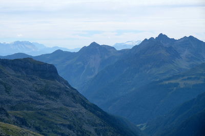 Silhouette of the peaks around the lake of neves.