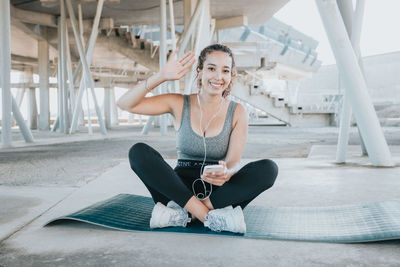 Portrait of young woman exercising in gym