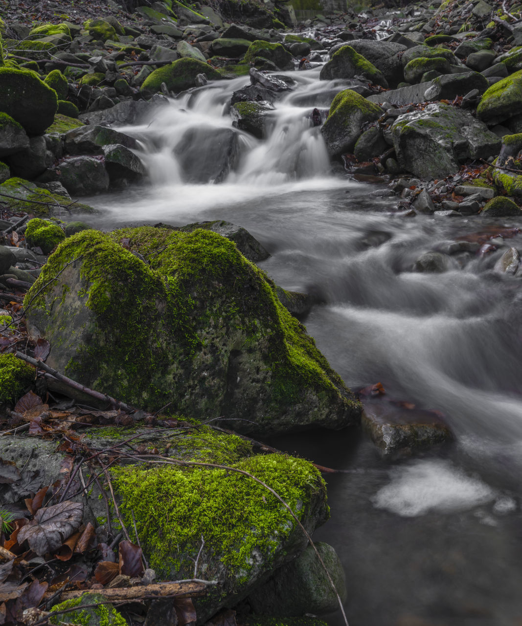 SCENIC VIEW OF STREAM FLOWING THROUGH ROCKS