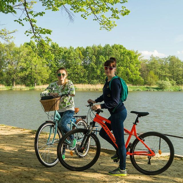 bicycle, mode of transport, transportation, lifestyles, leisure activity, water, tree, river, lake, riding, land vehicle, casual clothing, men, full length, sitting, travel, nature, day