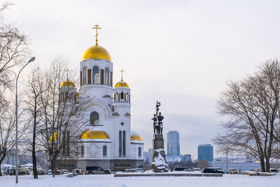 Yekaterinburg, russia.  church on blood in honour. monument to komsomol of ural.  winter cityscape.