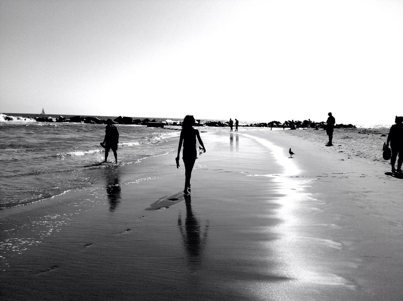 water, sea, beach, large group of people, leisure activity, lifestyles, shore, horizon over water, clear sky, men, walking, copy space, person, vacations, mixed age range, sand, enjoyment, silhouette, wave