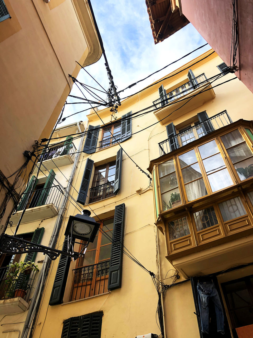 LOW ANGLE VIEW OF APARTMENT BUILDING AGAINST SKY