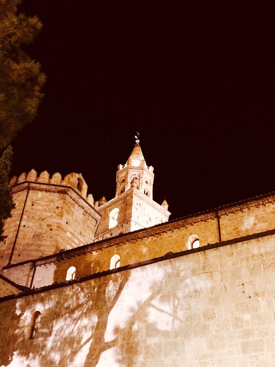 LOW ANGLE VIEW OF HISTORICAL BUILDING AGAINST SKY