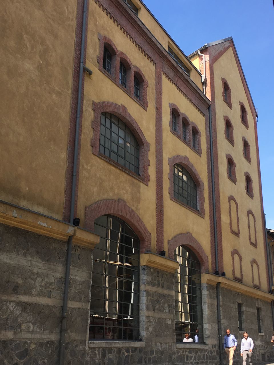 LOW ANGLE VIEW OF HISTORICAL BUILDING