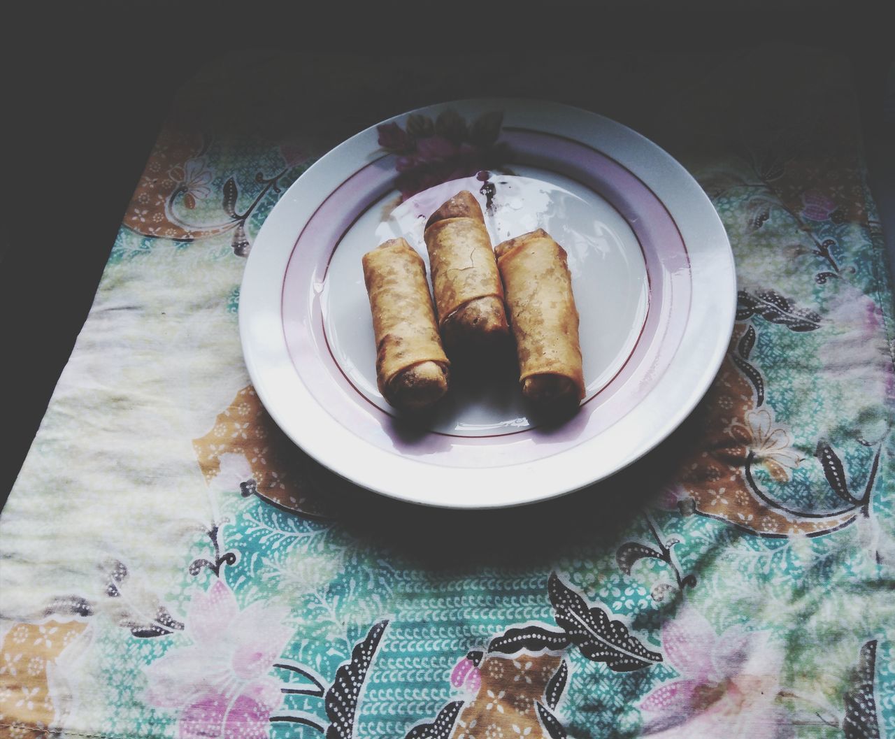 HIGH ANGLE VIEW OF CAKE SERVED ON TABLE