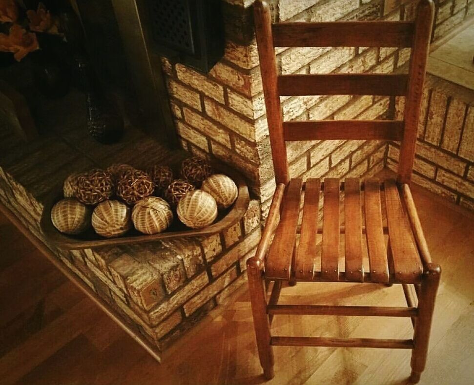 HIGH ANGLE VIEW OF CHAIRS IN KITCHEN