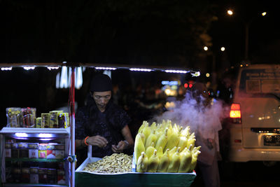 Pa man asian sell popcorn in market