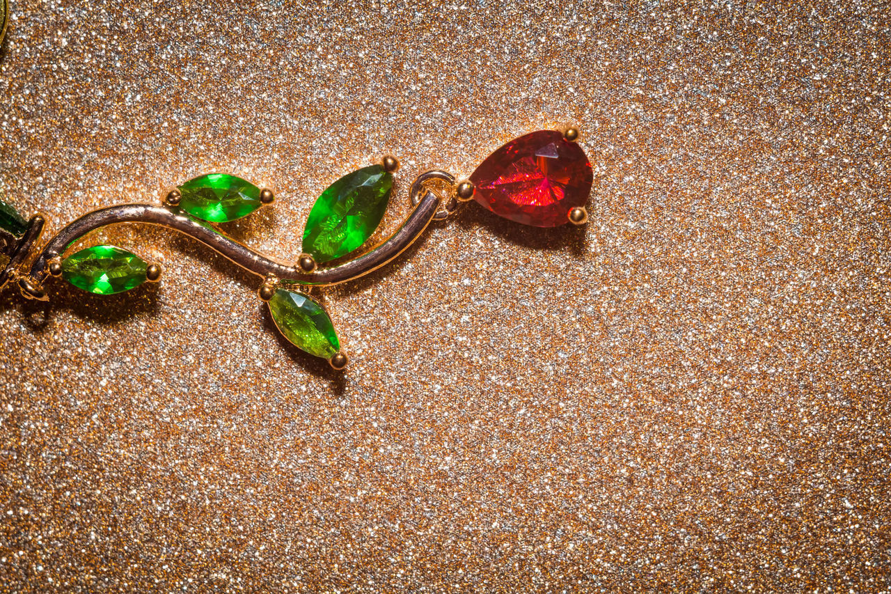 HIGH ANGLE VIEW OF WET GLASSES ON BEACH