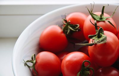 Close-up of tomatoes in bowl on table