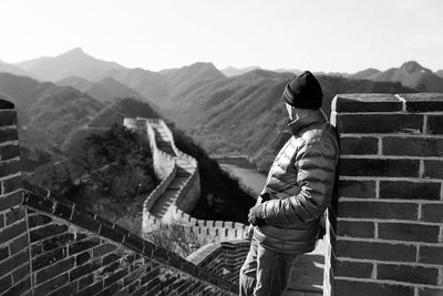 Man standing at great wall of china against sky