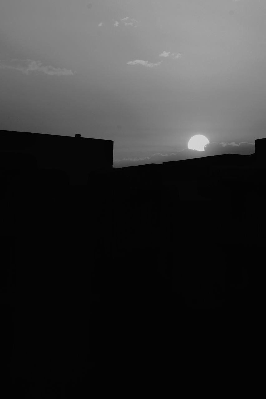 LOW ANGLE VIEW OF SILHOUETTE BUILDINGS AGAINST SKY