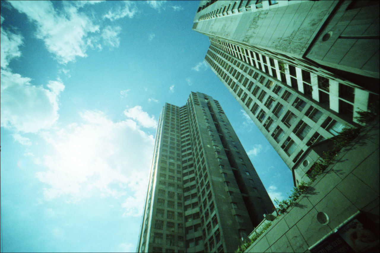 LOW ANGLE VIEW OF MODERN BUILDINGS IN CITY AGAINST SKY