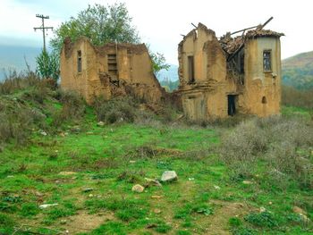 Old ruins of house against sky