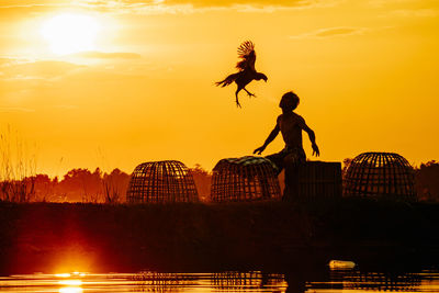 A picture of the lifestyle of asians by the river at sunset.