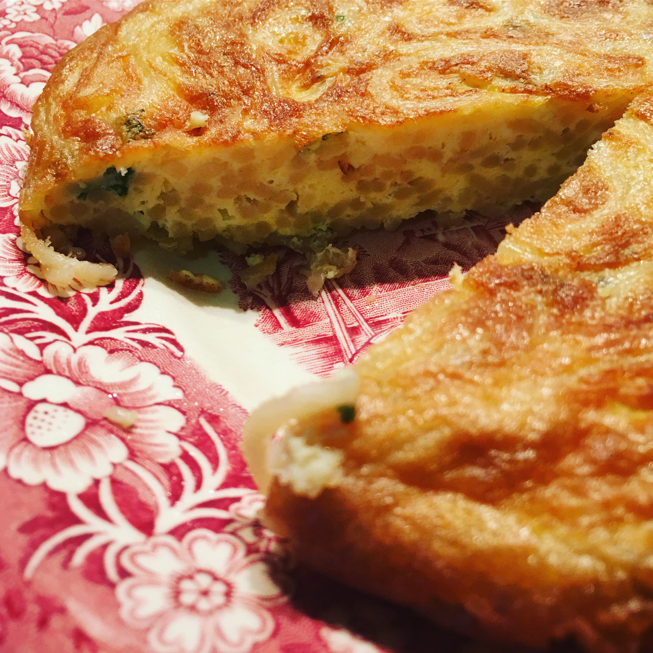 CLOSE-UP OF CAKE WITH BREAD