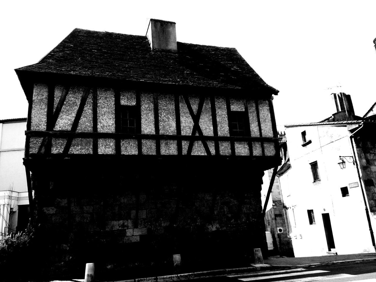 LOW ANGLE VIEW OF OLD HOUSE AGAINST SKY