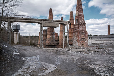 Old ruin building against sky