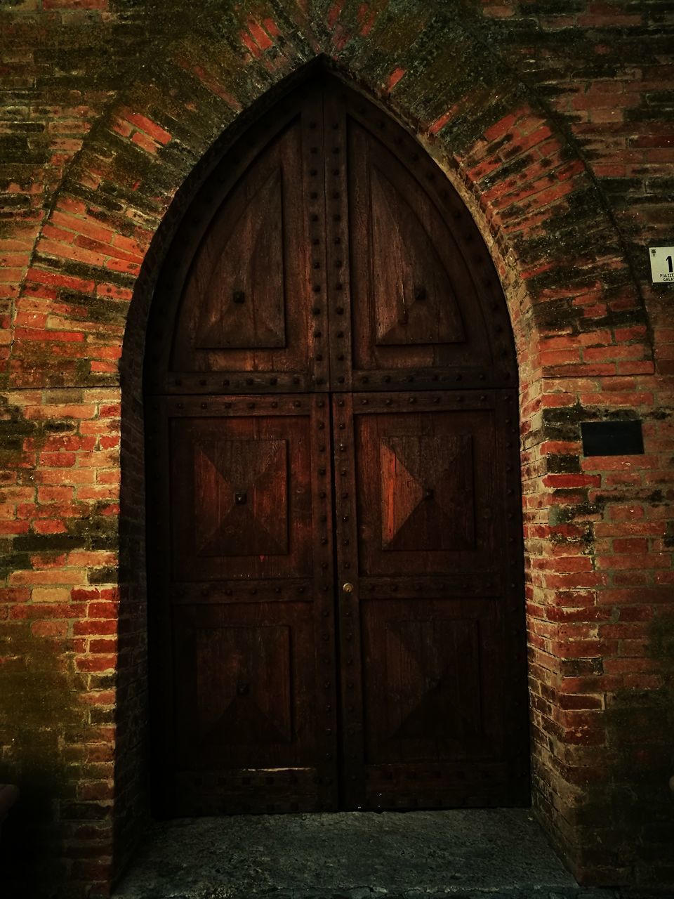 CLOSED DOOR OF HISTORIC BUILDING