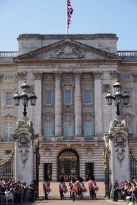 People and soldiers at entrance of buckingham palace