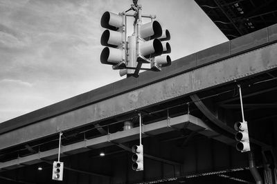 Hanging stoplights at an intersection in nyc