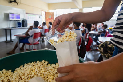 Salty popcorn being served to students at a public school on their return from face-to-face classes.