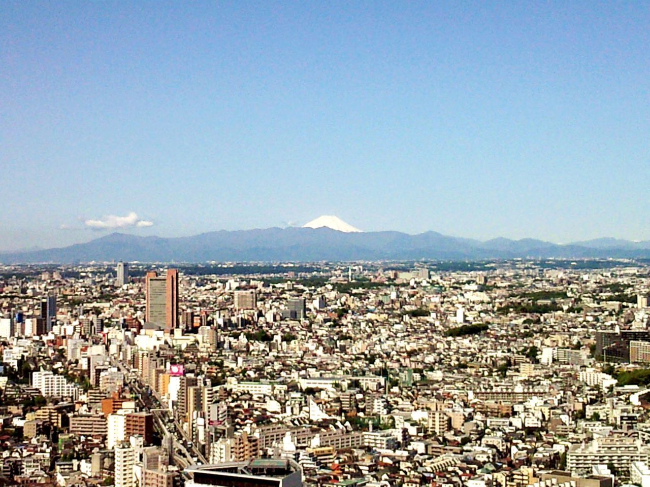 HIGH ANGLE VIEW OF CITYSCAPE AGAINST SKY