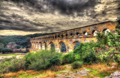 Arch bridge against sky